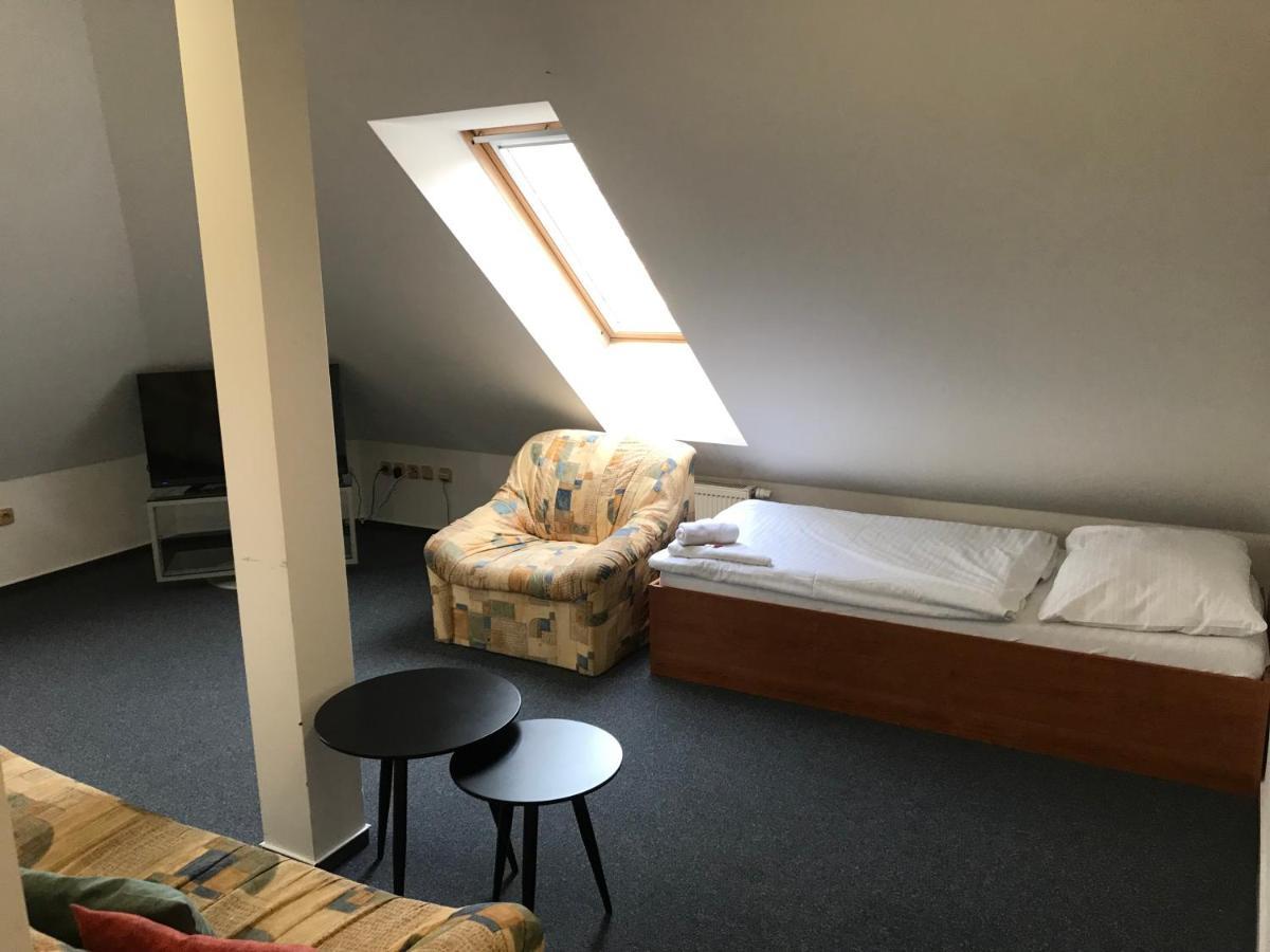 Rozmaryn Rooms & Apartments Раковник Экстерьер фото